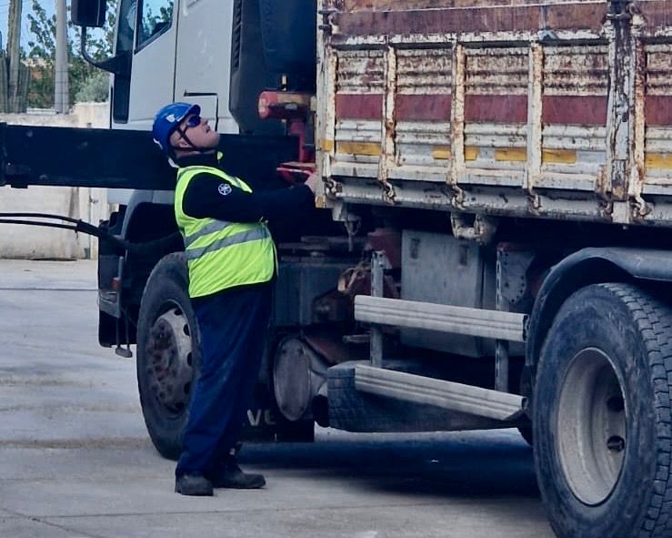 Operatore con dispositivi di protezione individuale durante un controllo di sicurezza